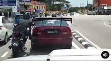 Un motard qui pousse une voiture tombé en panne !
