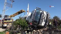 İnanılmaz kurtuluş: Üzerine beton mikseri devrilen minibüs şöförü 1,5 saatlik çaba sonucu kurtarıldı
