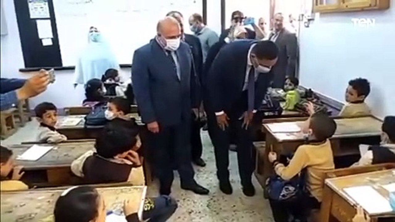 "ادوني الواجب عايز اروح".. طلب غريب من طفل في المنصورة طلب من محافظ الدقهلية