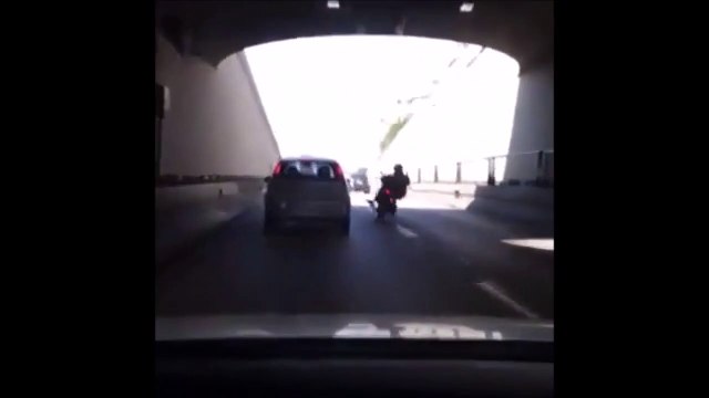 Ce motard est rattrapé par le karma