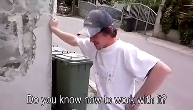 Il utilise un marteau piqueur pour la première fois mais pas vraiment comme il faut