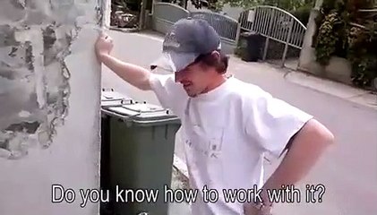 Il utilise un marteau piqueur pour la première fois mais pas vraiment comme il faut