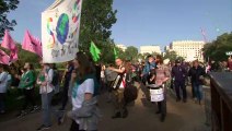 Packham marches to Buckingham Palace urging royals to rewild