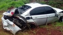 BMW fica destruída após capotar na rodovia PR-180, em Cascavel