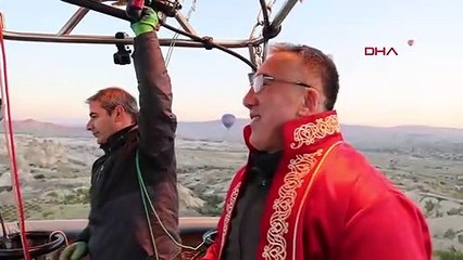 Genç çift, sıcak hava balonunda dünya evine girdi