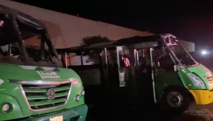 Voraz incendio consume unidades del tranporte público en una pensión del SITRAN