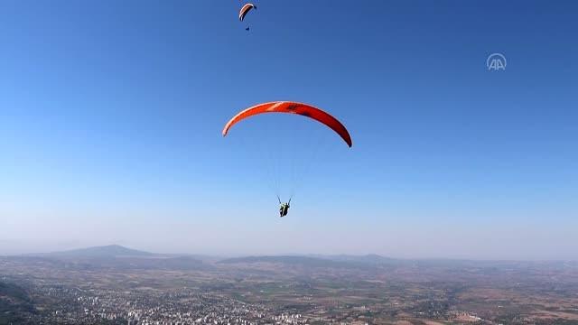 Yamaç paraşütçüleri 1100 rakımdaki yayladan uçuş yaptı