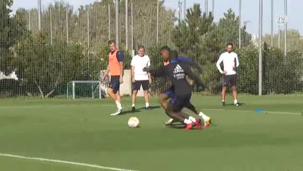 Ancelotti pone a punto al equipo en una sesión sin los internacionales