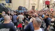No Green Pass, scontri a Roma: assedio a blindato - Video