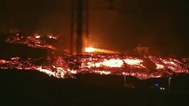 شاهد: استمرار تدفق الحمم من بركان كومبري فييخا في جزر الكناري