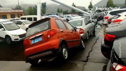 Varios vehículos se hundieron en un enorme sumidero que se abrió en un estacionamiento de China