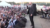 AK Parti Genel Başkanvekili Binali Yıldırım, şarkıcı Soner Sarıkabadayı ile düet yaptı