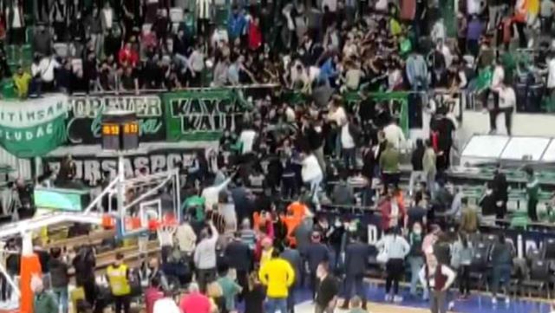 Bursaspor-Beşiktaş maçında ortalık savaş alanına döndü! Polisler devreye  girdi - Dailymotion Video