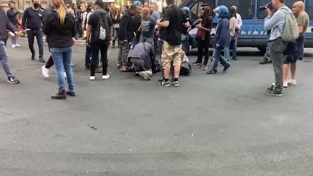 Roma, ore di tensione e scontri con polizia alla manifestazione No Green Pass