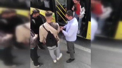 Otobüs kapısına çantası sıkışan genç sinirlenip camı kırdı