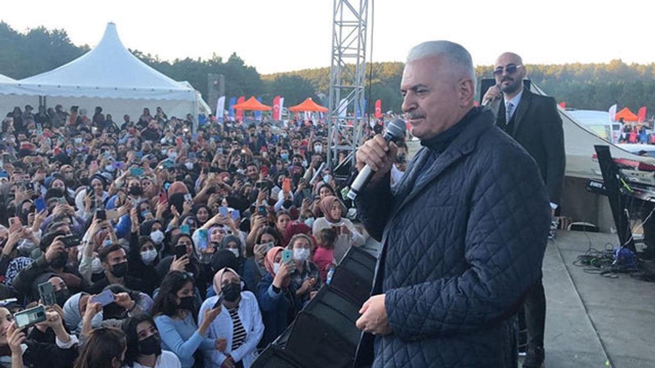 Binali Yıldırım, festivalde öğrencilerle Âşık Veysel’in türküsünü söyledi