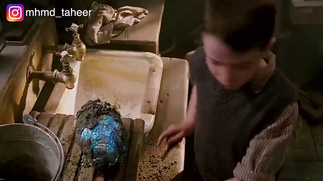 طفل بيلاقى حيوان أسطورى شكله غريب.. وبيقرر انه يربيه فى بيته من ورا اهله.. The water horse