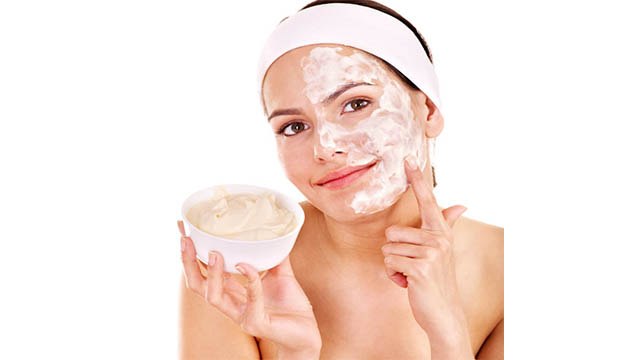 Face पर Curd लगाने के जबरदस्त फायदे | Curd on Face Benefits | Boldsky