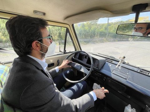 Mobil aşı ekibi nostaljik minibüs le köy köy dolaşıyor