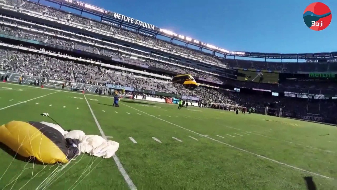 Watch This Parachute Team Jump into MetLife Stadium