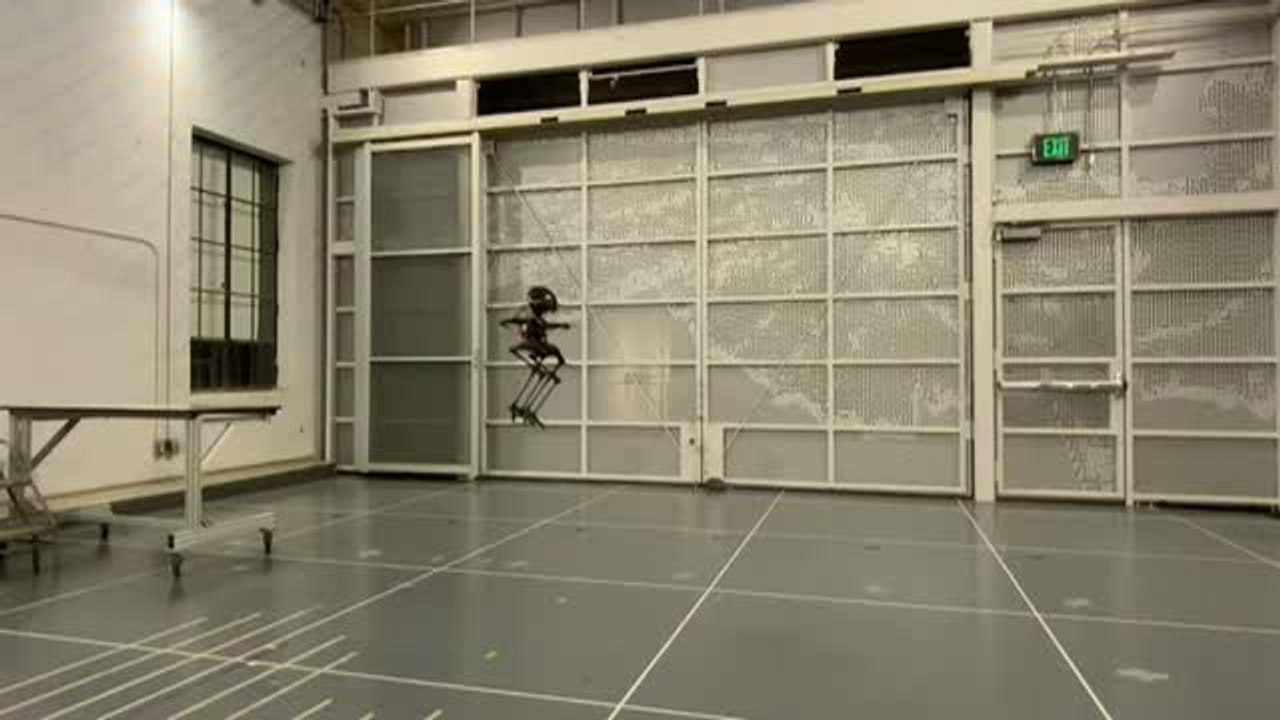 Un equipo de investigadores de California desarrolla un robot bípedo que camina y vuela