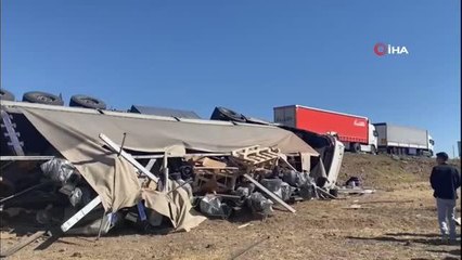 Ağrı'da kontrolden çıkan tır devrildi