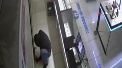 3 milyon 100 bin değerinde telefonu böyle çaldılar