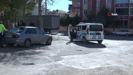 Karaman'da seyir halindeki tırın dorsesi telefon direğini yıktı