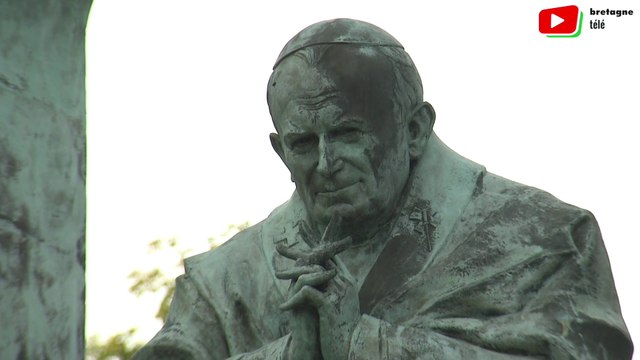 Ploërmel | La Statue du Pape Jean-Paul II - Bretagne Télé