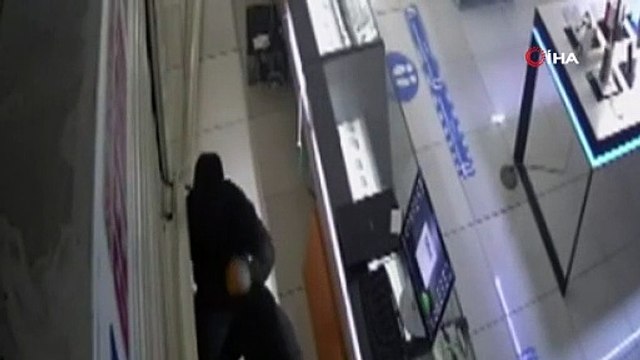 Esenyurt'ta mağazadan 3 milyon 100 bin liralık cep telefonu hırsızlığı