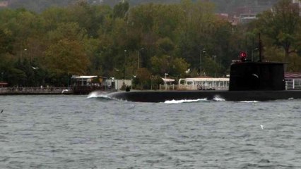 Türk denizaltısı İstanbul Boğazı'ndan geçti