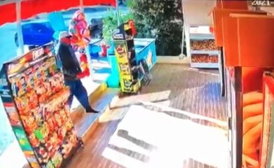 MARKET KİRLENMESİN DİYE AYAKKABISINI ÇIKARIP İÇERİ GİRDİ