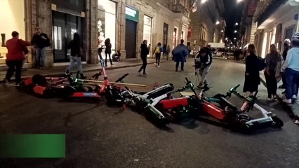 No green pass: barricate di monopattini in via del Corso e minacce ai giornalisti