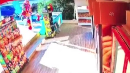 "Yerler kirlenmesin" diye markete ayakkabılarını çıkarıp girdi