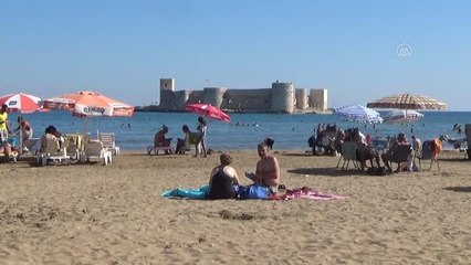 Turizm merkezi Kızkalesi'nde ekimde de hareketlilik sürüyor