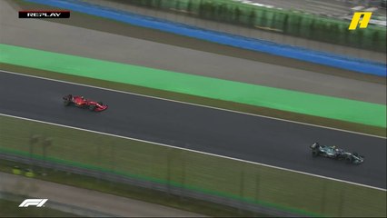 لحظة مرور ساينز أمام فيتيل واصطدام واضح بين سياراتي السائقين