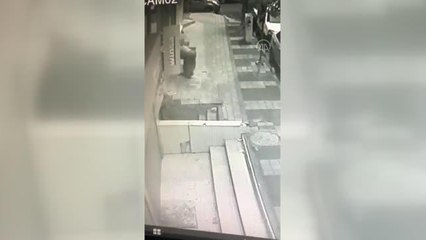 Güngören'de at arabasıyla rögar kapağı hırsızlığı güvenlik kameralarına yansıdı