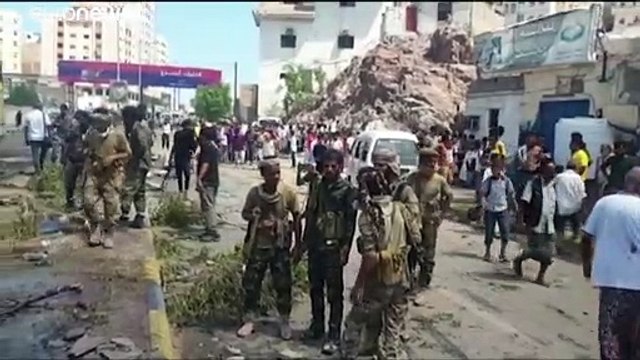 مقتل خمسة أشخاص في انفجار سيارة ملغومة استهدف موكبا يقل مسؤولين في عدن