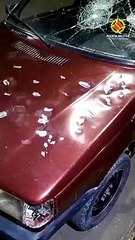 Homem tenta matar a família e destrói carro com uma machadinha