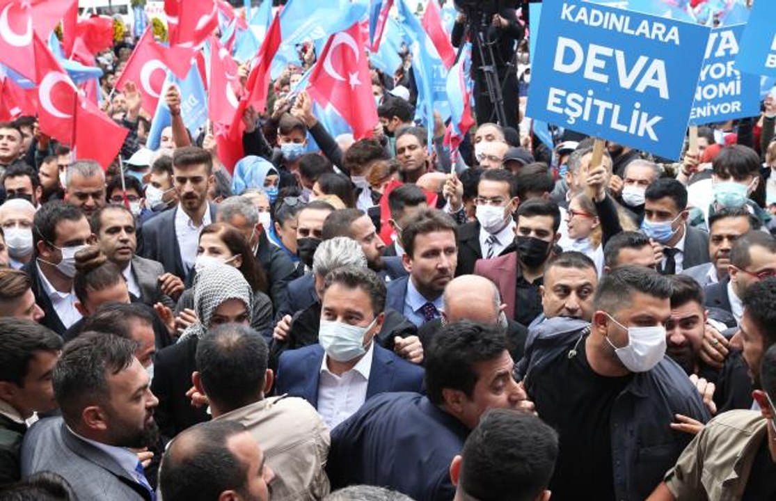 DEVA Partisi Genel Başkanı Babacan, partisinin Esenyurt İlçe Teşkilatı'nın açılışında konuştu