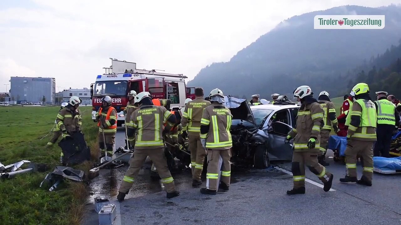 Sekundenschlaf: Drei Schwerverletzte bei Frontalkollision in Kundl
