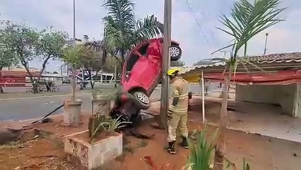 Carro capota e colide com quiosques e parada de ônibus em Ceilândia