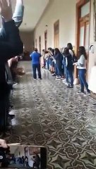 Professor ovacionado por alunos no regresso após meses na UCI