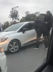 ÜMRANİYE'DE TARTIŞTIKLARI SÜRÜCÜNÜN OTOMOBİLİNİ TEKMELEDİLER