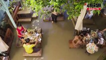 مطعم تغمره مياه الفيضانات يجذب الزبائن في بانكوك