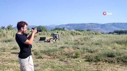 Kuş cennetine kepçe ile geçip yol açmaya çalıştı
