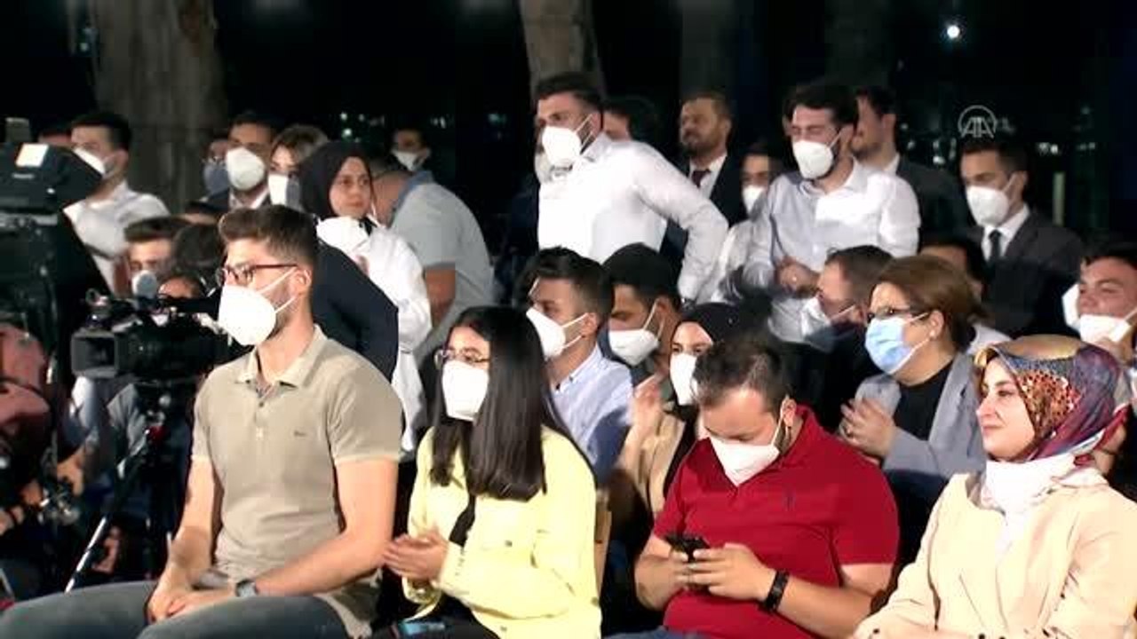 Son dakika: Cumhurbaşkanı Erdoğan, gençlerle şarkı söyledi (2)