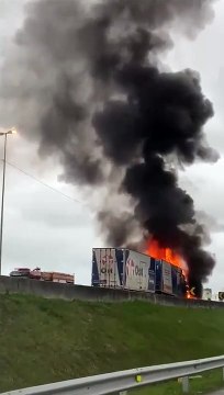 Caminhão carregado com pneus pega fogo e interdita BR-101, em São José