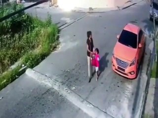 Asaltante trata despojar de cartera a mujer iba con una niña