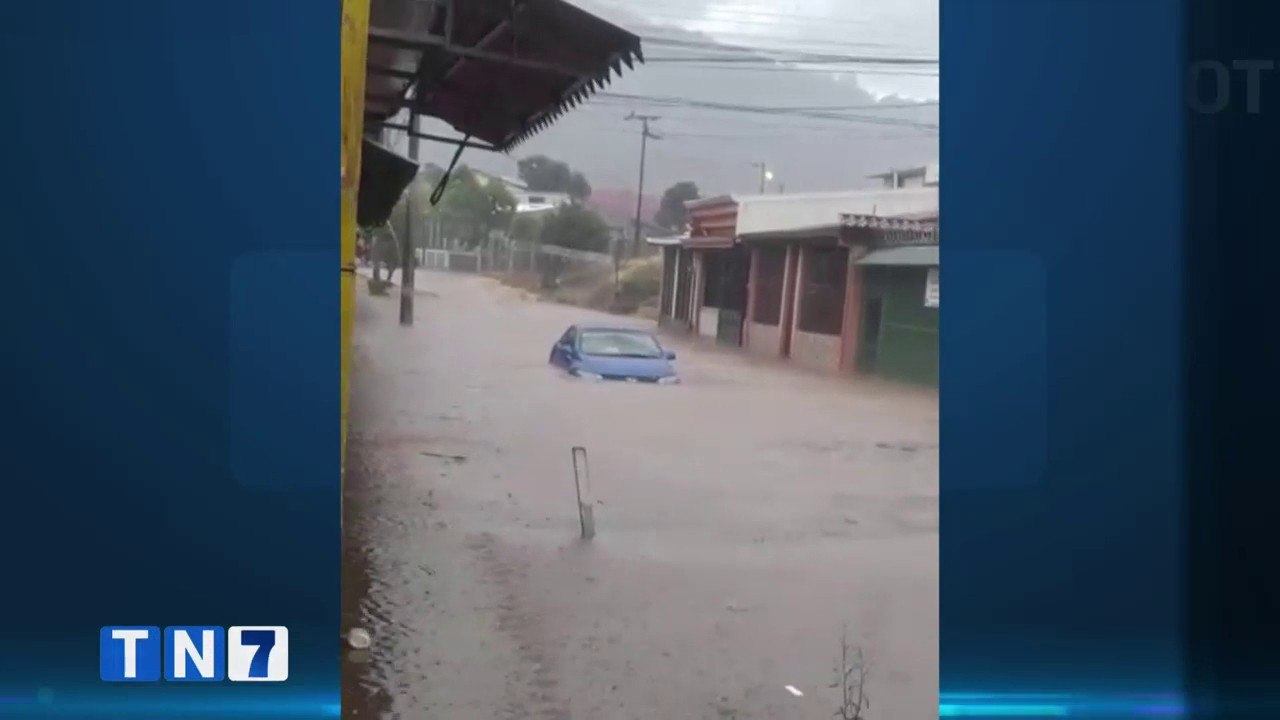 Fuertes lluvias provocaron inundaciones en Desamparados